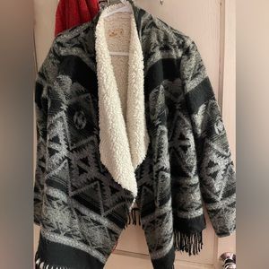 Hollis tee jacket/sweater Sherpa lined with Aztec print.  Size M